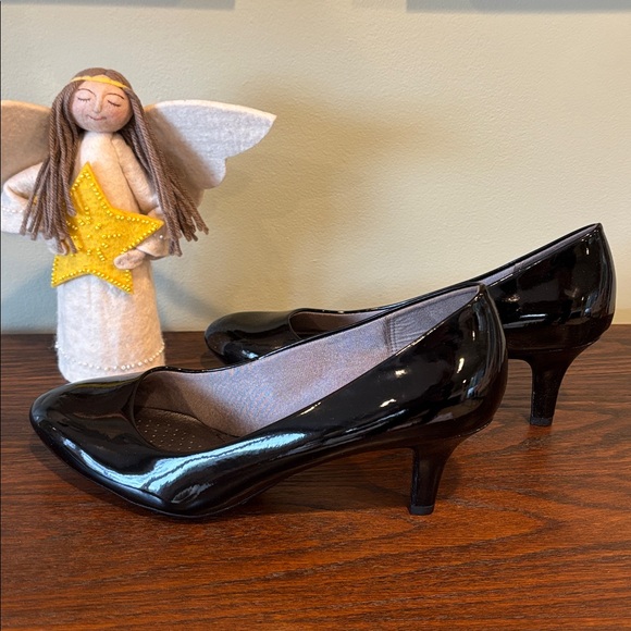 Life Stride Black Patent Leather Parigi Pumps - Picture 3 of 10